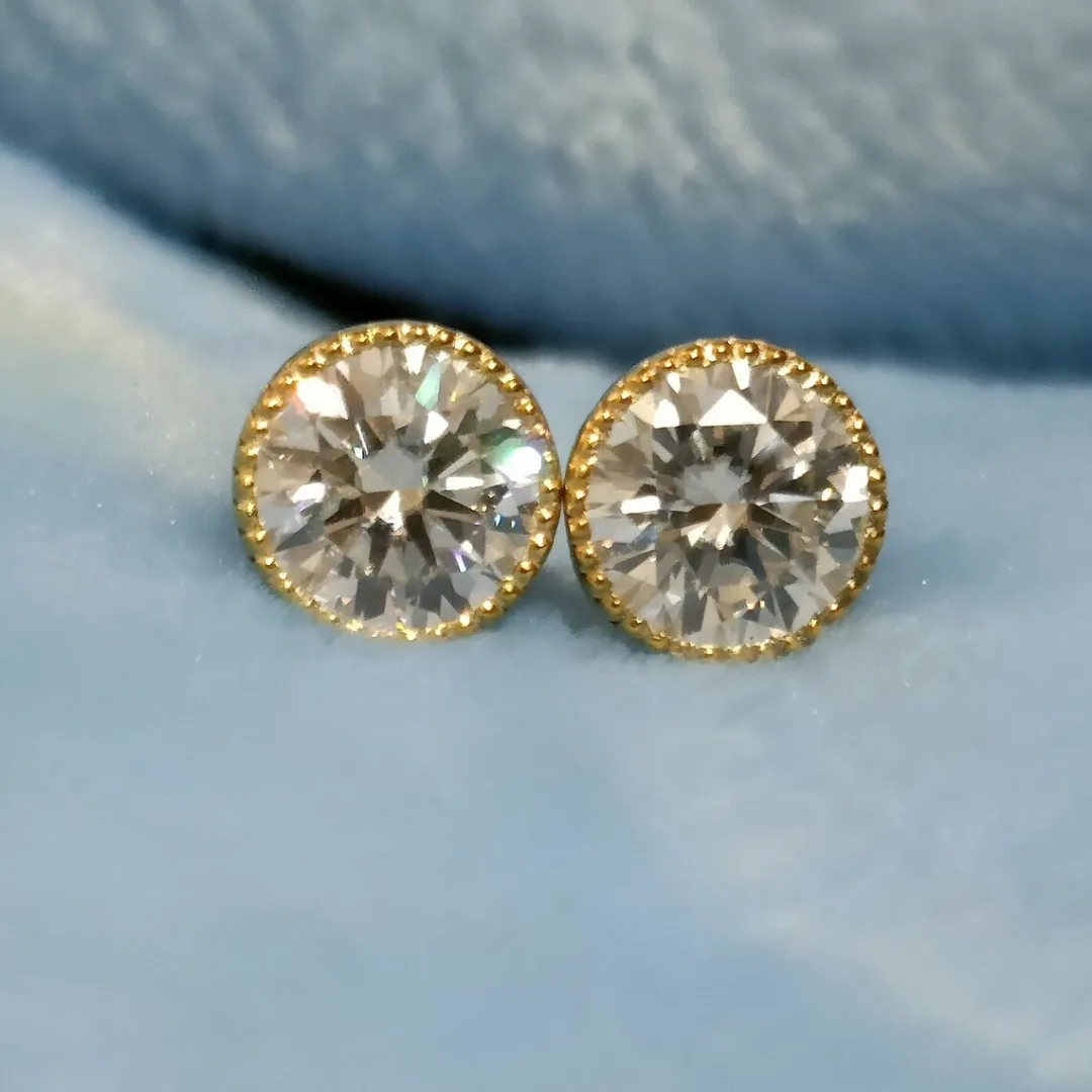 /public/photos/live/Round Brilliant Moissanite Stud Earrings (3).webp